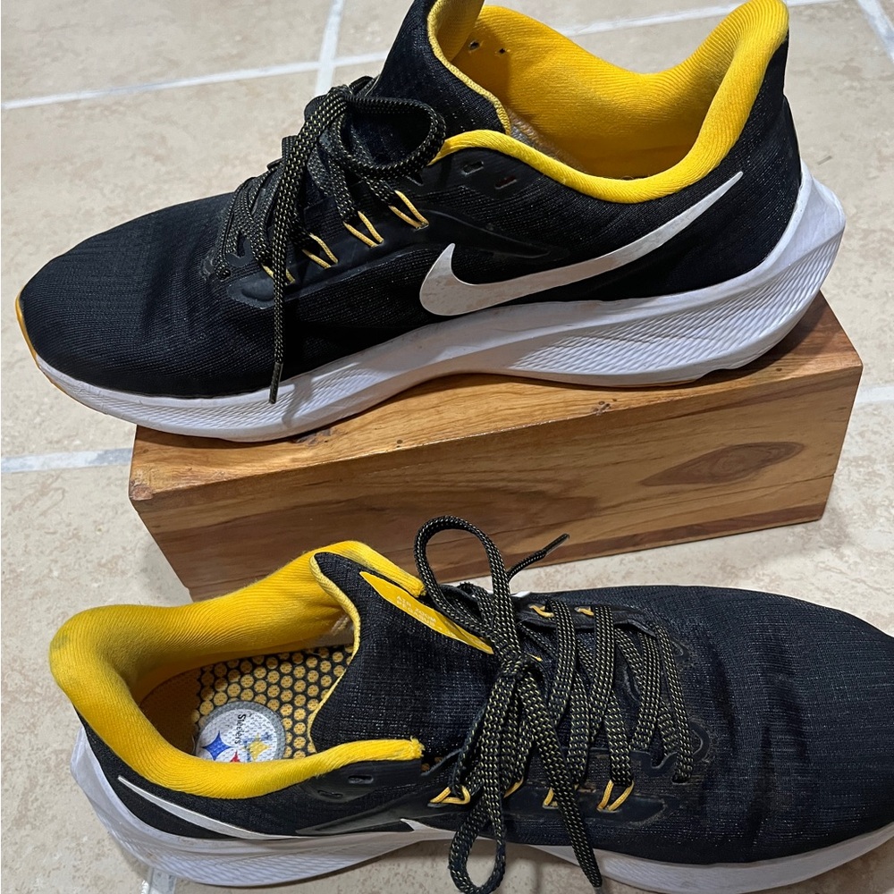 Nike Men's Black and Yellow Sneakers